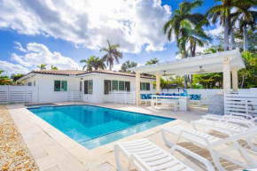 WALK to Hollywood Beach Spectacular 5BR and 5BA Villa